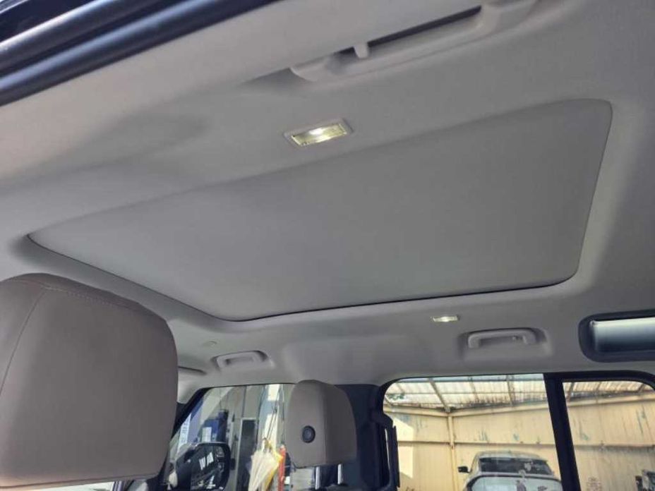 Land Rover Defender 2023