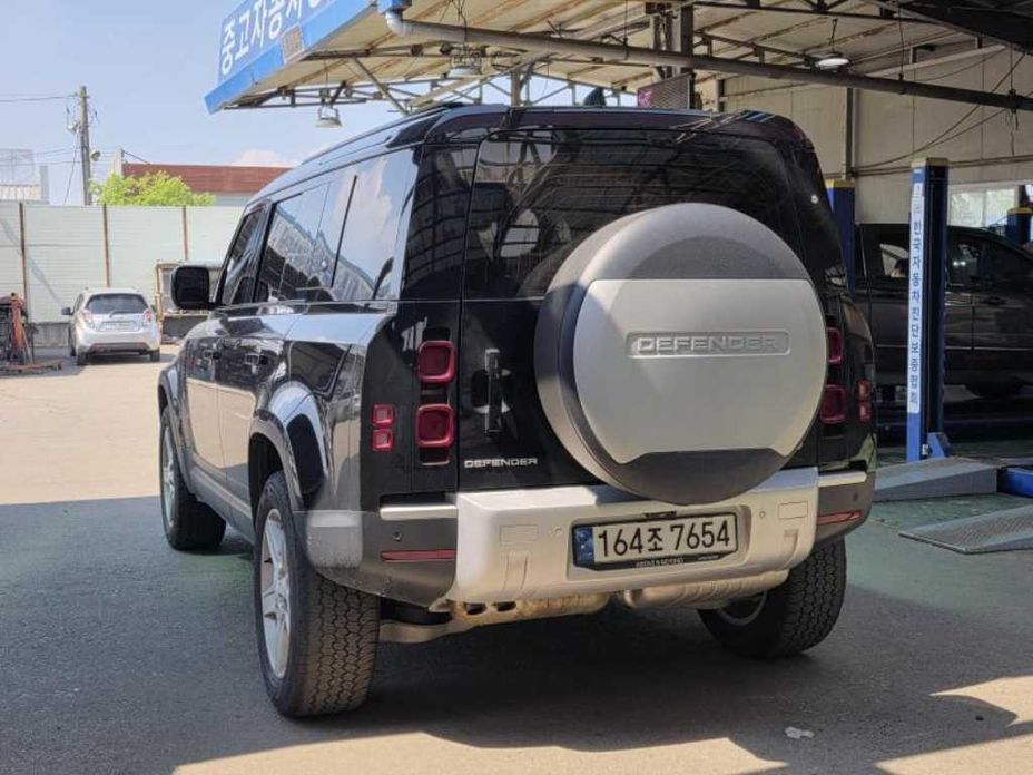 Land Rover Defender 2023