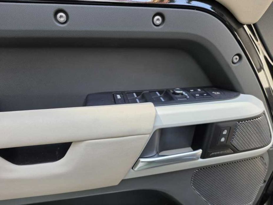 Land Rover Defender 2023