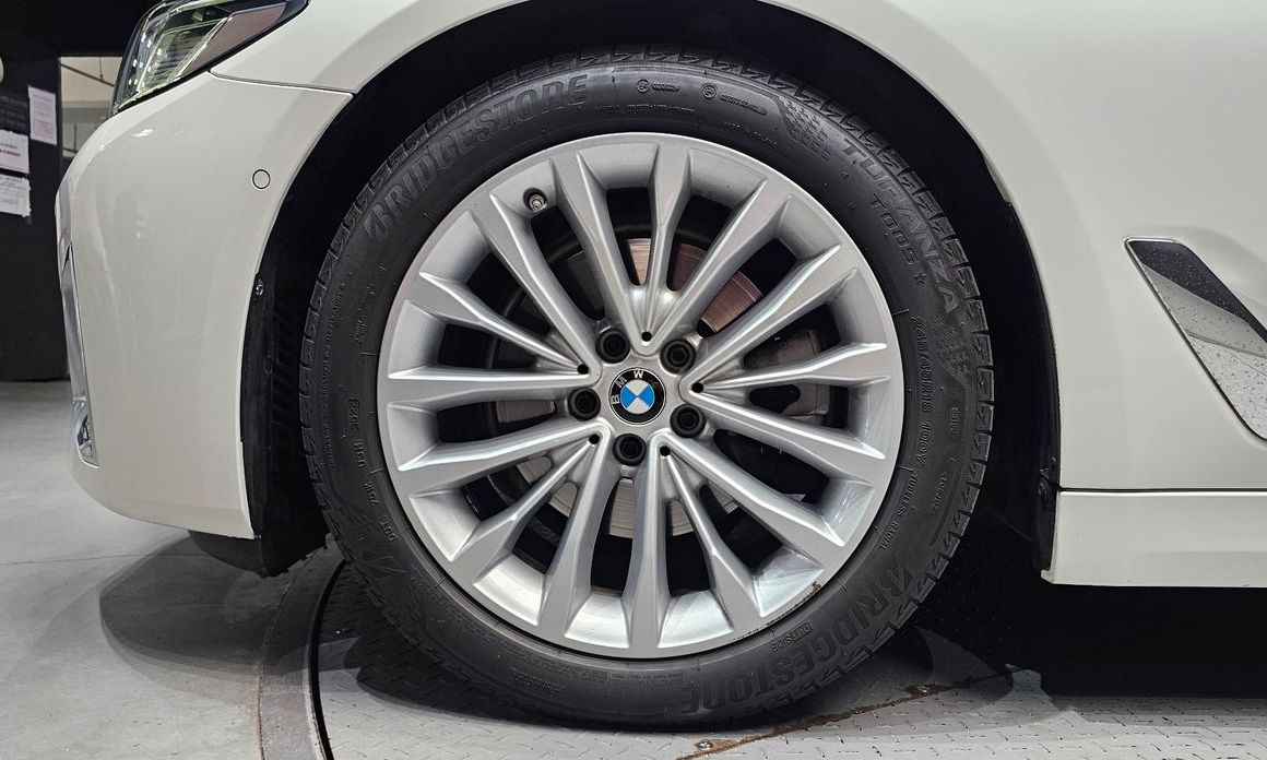 BMW 5-Series 2023