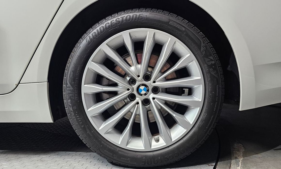 BMW 5-Series 2023