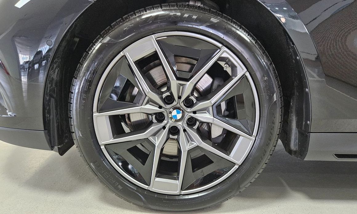 BMW 5-Series 2025