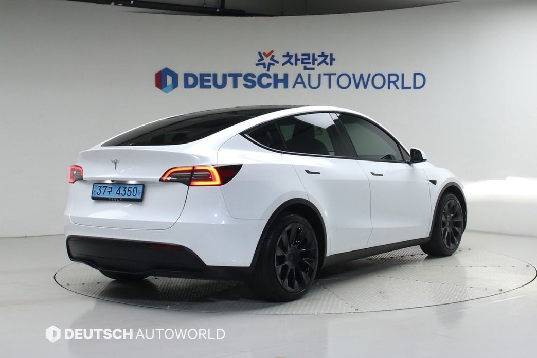 Tesla Model Y 2024