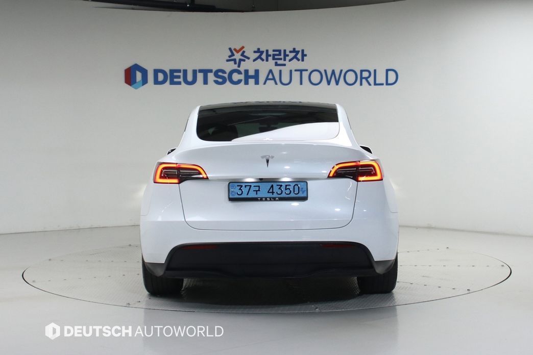 Tesla Model Y 2024