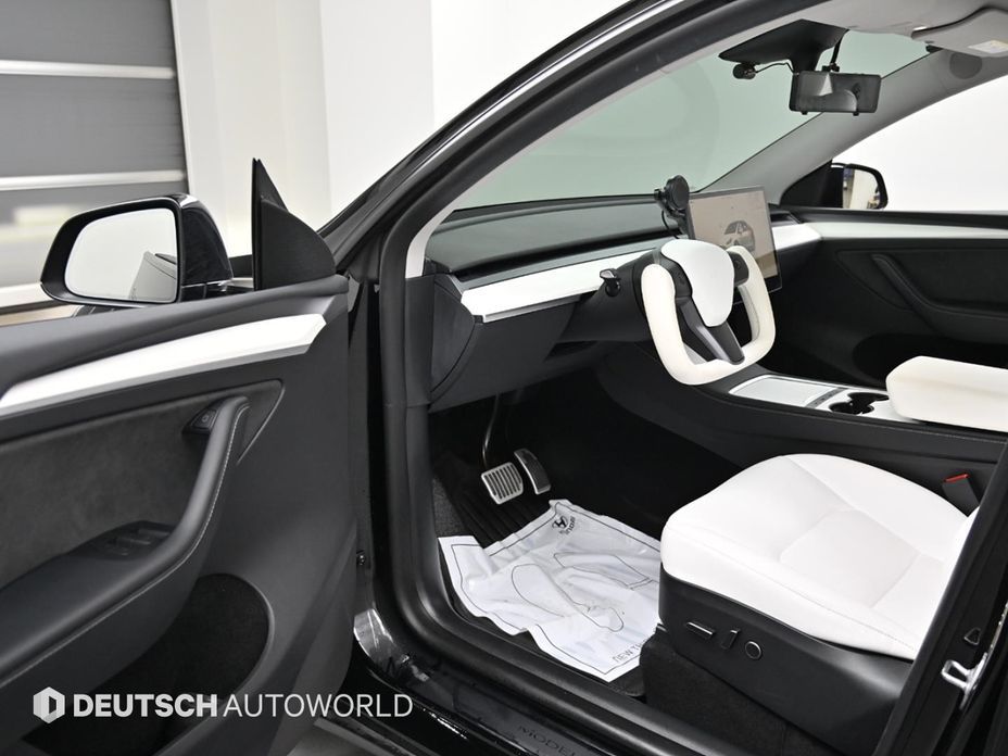 Tesla Model Y 2024
