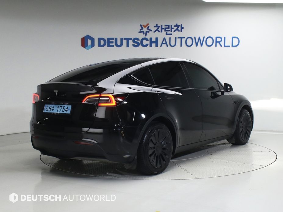 Tesla Model Y 2024