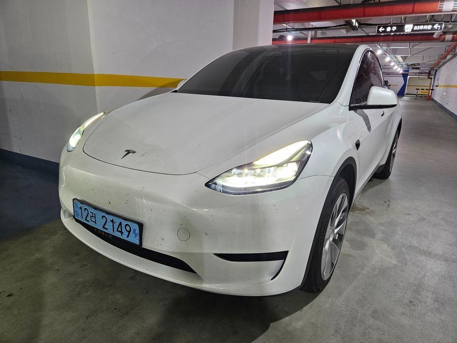 Tesla Model Y 2024