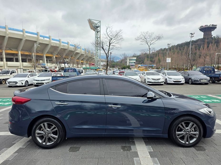 Hyundai AVANTE 2016