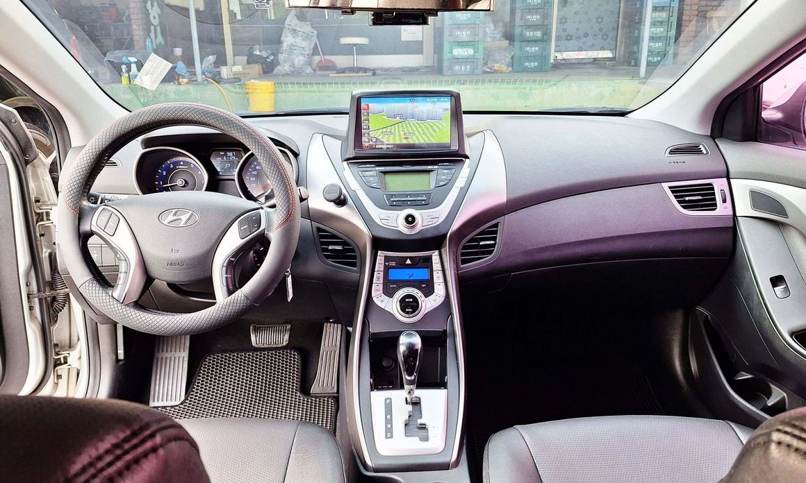 Hyundai AVANTE 2011