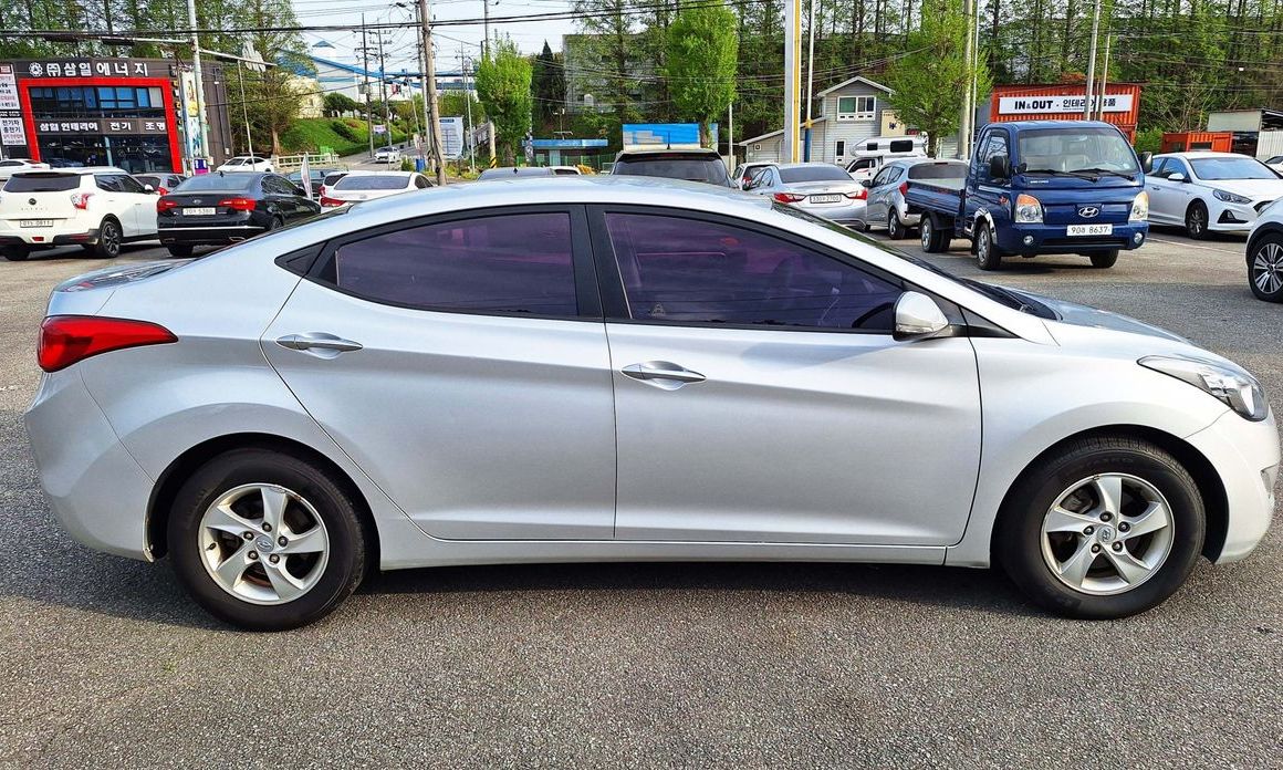 Hyundai AVANTE 2011