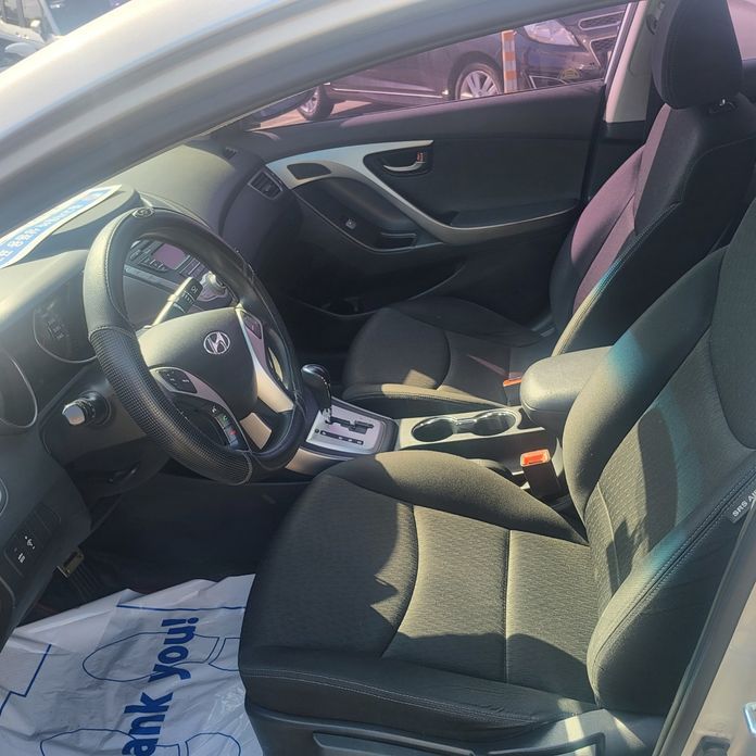 Hyundai AVANTE 2011