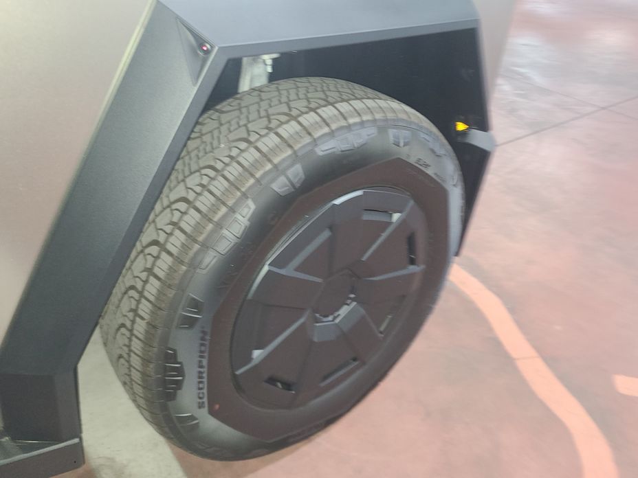Tesla Cybertruck 2026