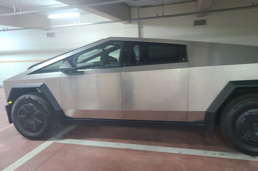 Tesla Cybertruck 2026