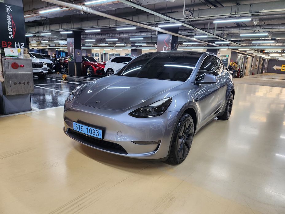 Tesla Model Y 2024