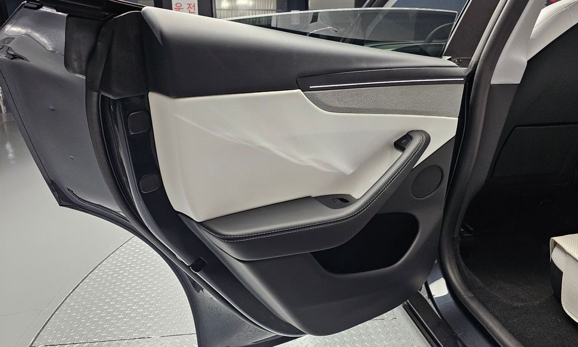 Tesla Model Y 2025