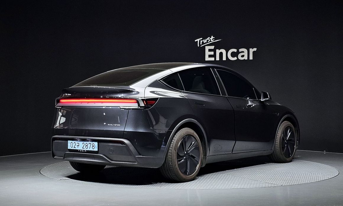 Tesla Model Y 2025