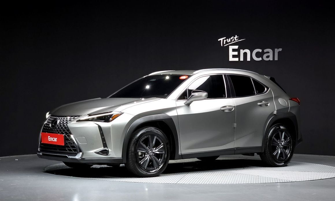 Lexus UX 2025