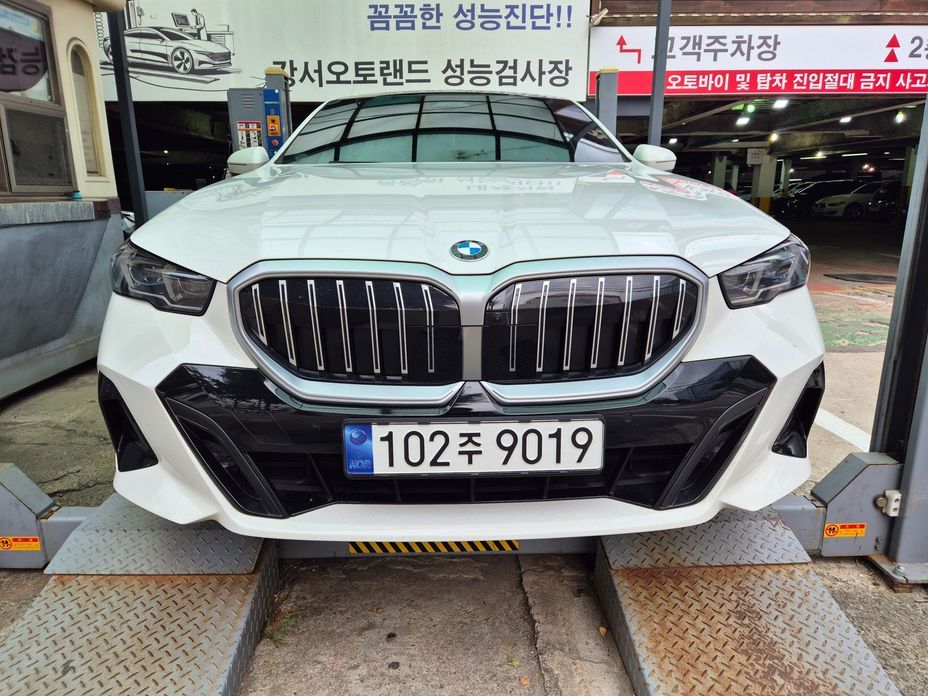 BMW 5-Series 2024