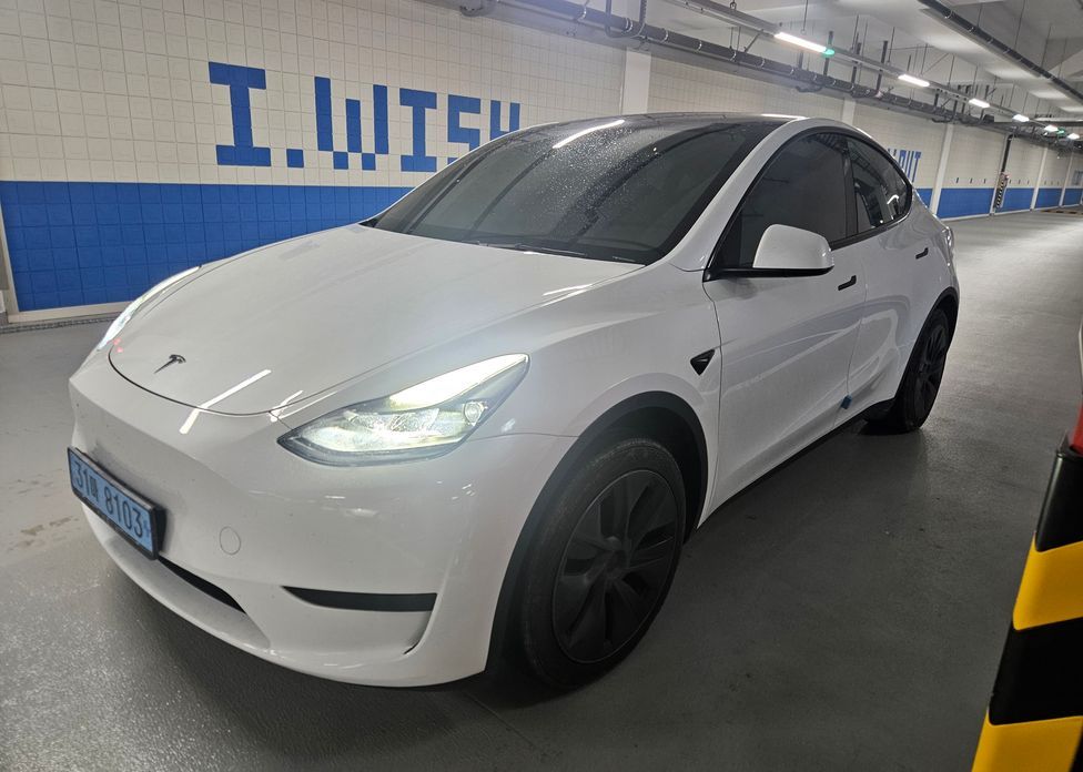 Tesla Model Y 2024