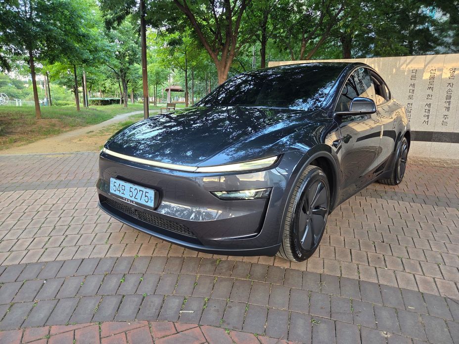 Tesla Model Y 2025