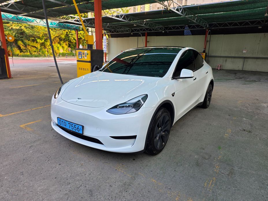 Tesla Model Y 2024
