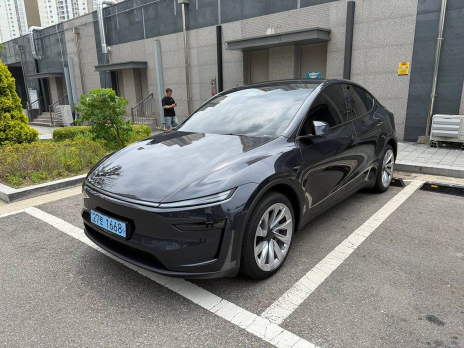 Tesla Model Y 2025