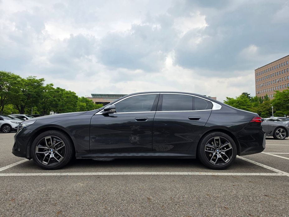 BMW 5-Series 2025