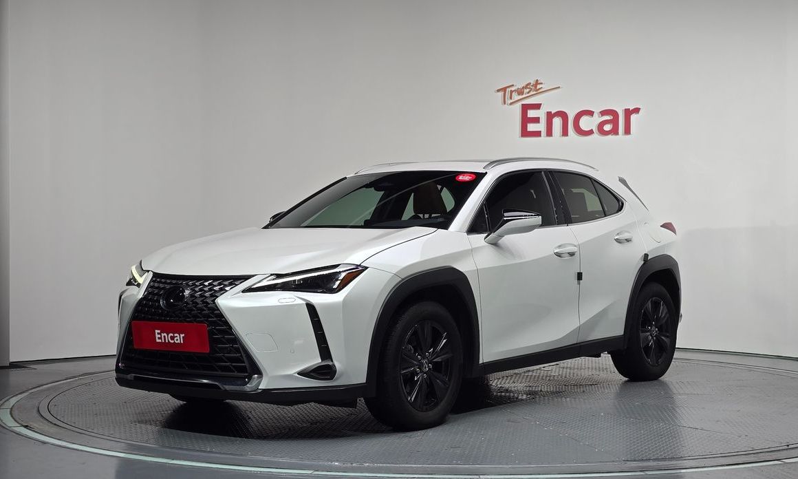 Lexus UX 2025
