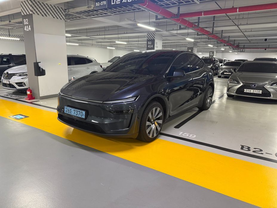 Tesla Model Y 2025
