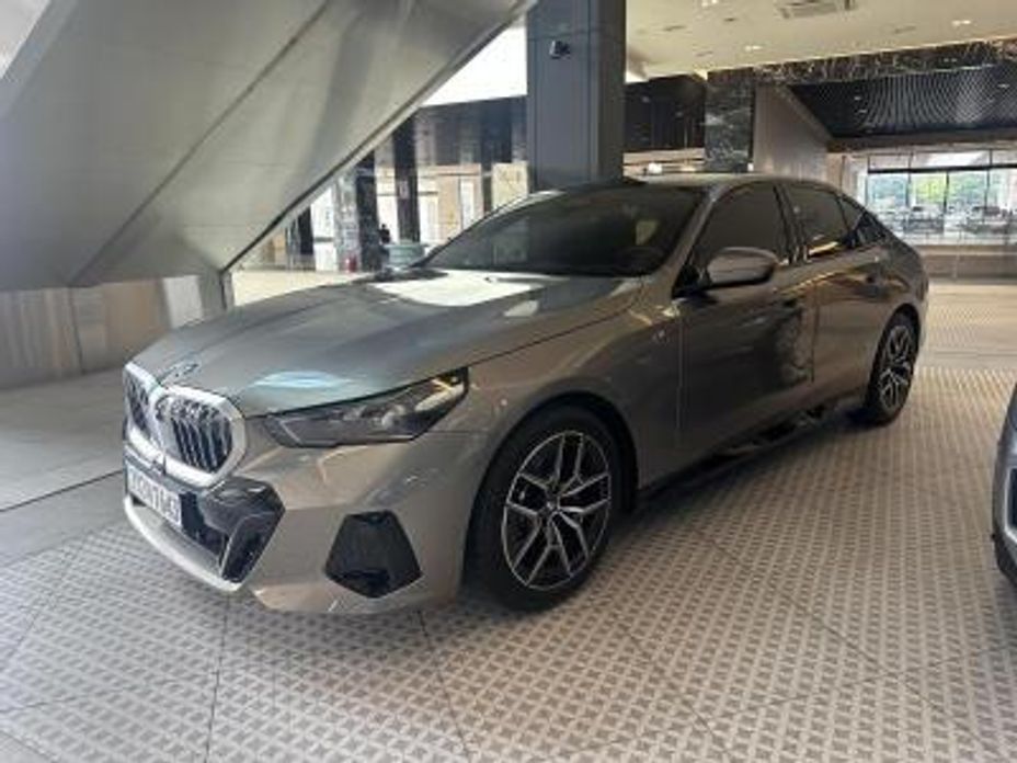BMW 5-Series 2025