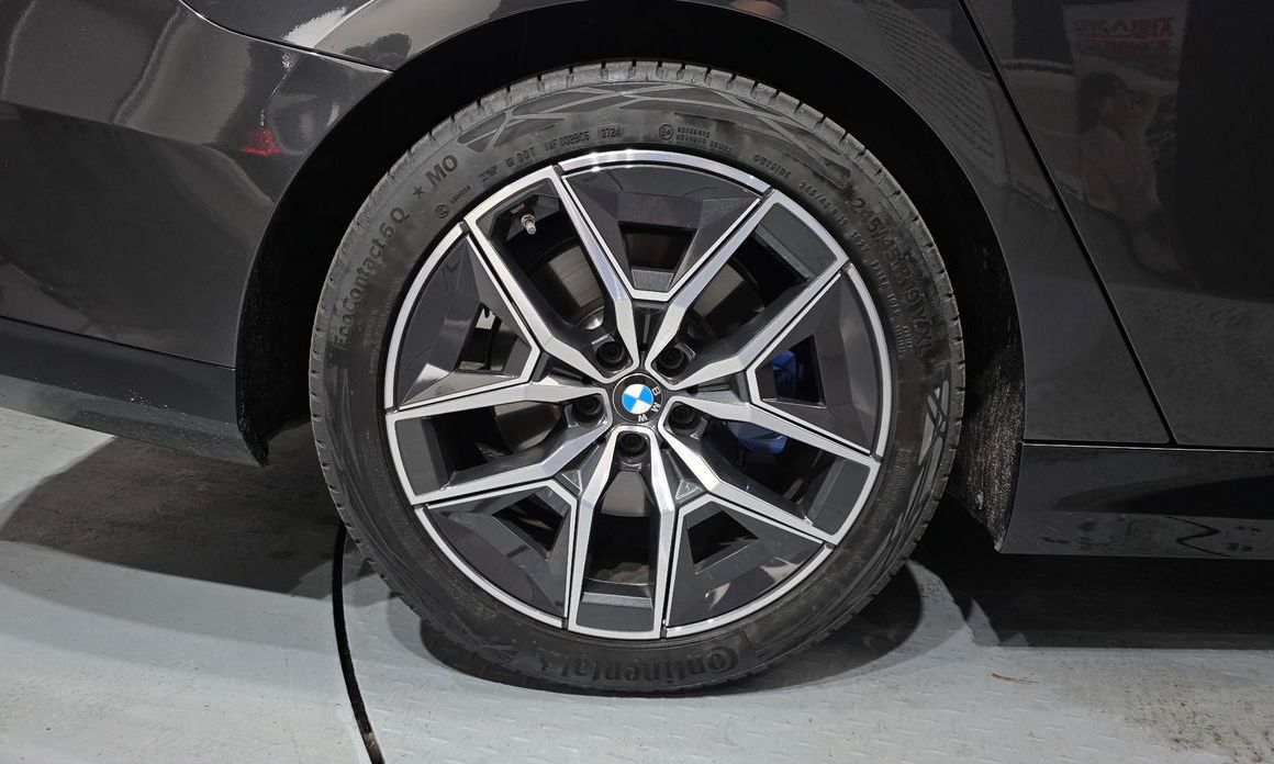 BMW 5-Series 2025