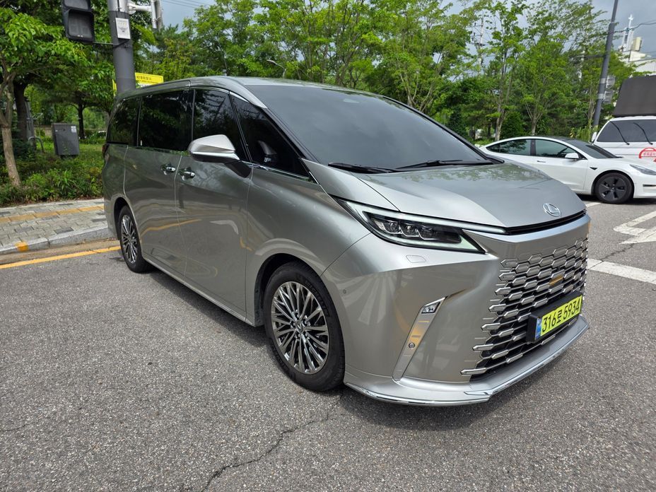 Lexus LM 2025