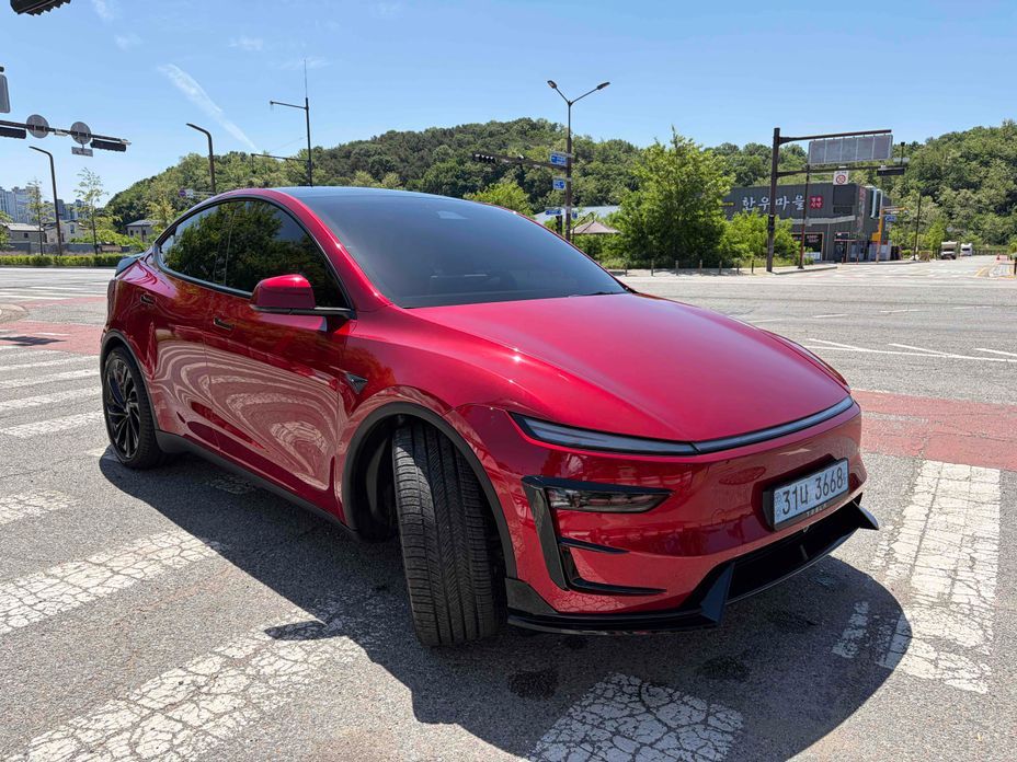Tesla Model Y 2025