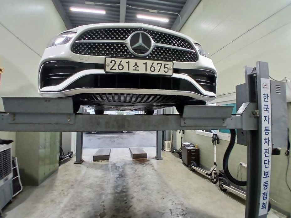 Mercedes-Benz C-Class 2025