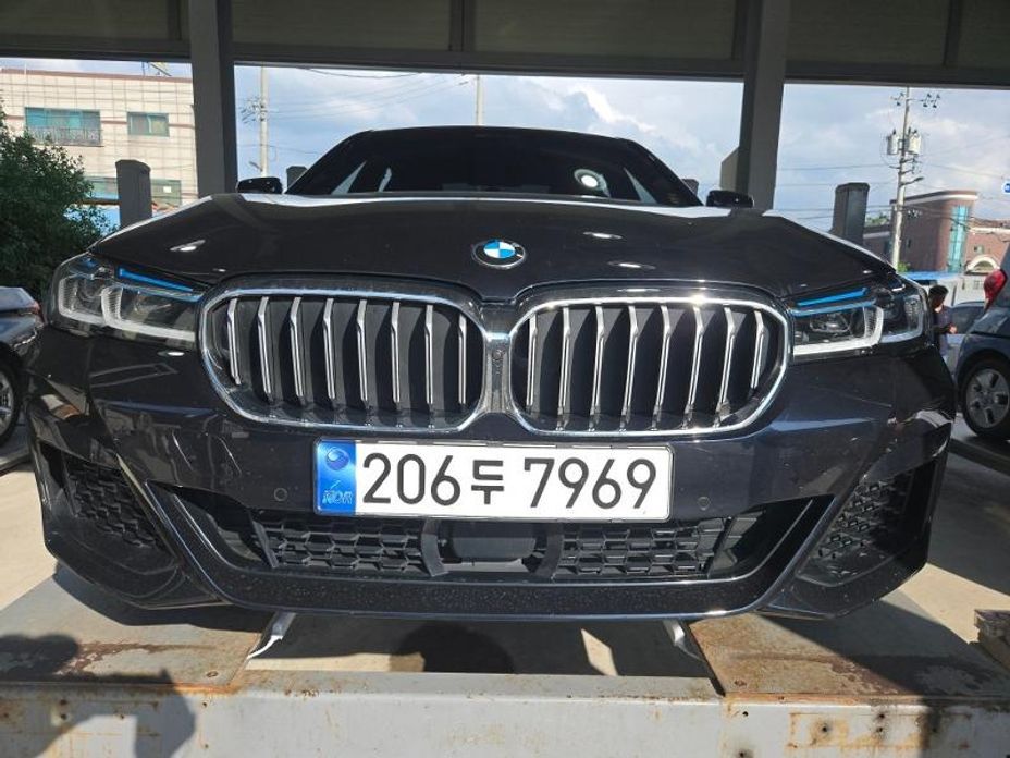 BMW 5-Series 2023