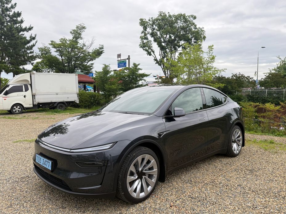 Tesla Model Y 2025