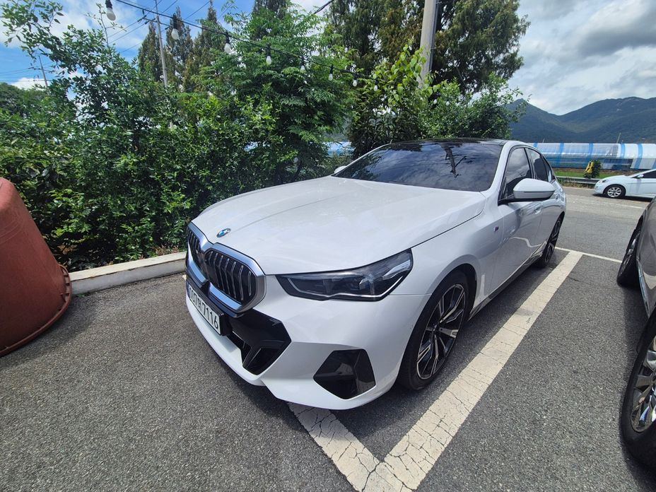 BMW 5-Series 2024