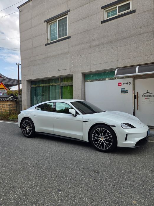 Porsche Taycan 2025