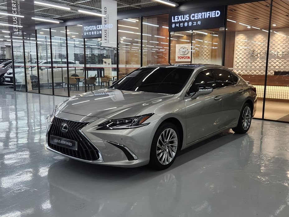Lexus ES 2025