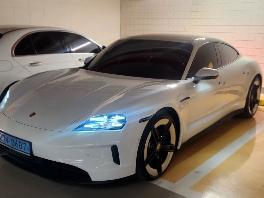 Porsche Taycan 2025