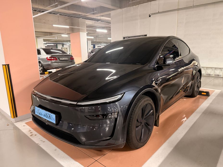 Tesla Model Y 2025