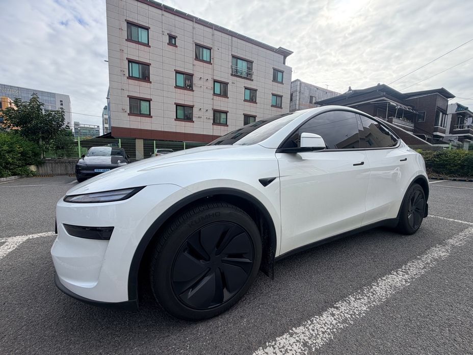 Tesla Model Y 2025