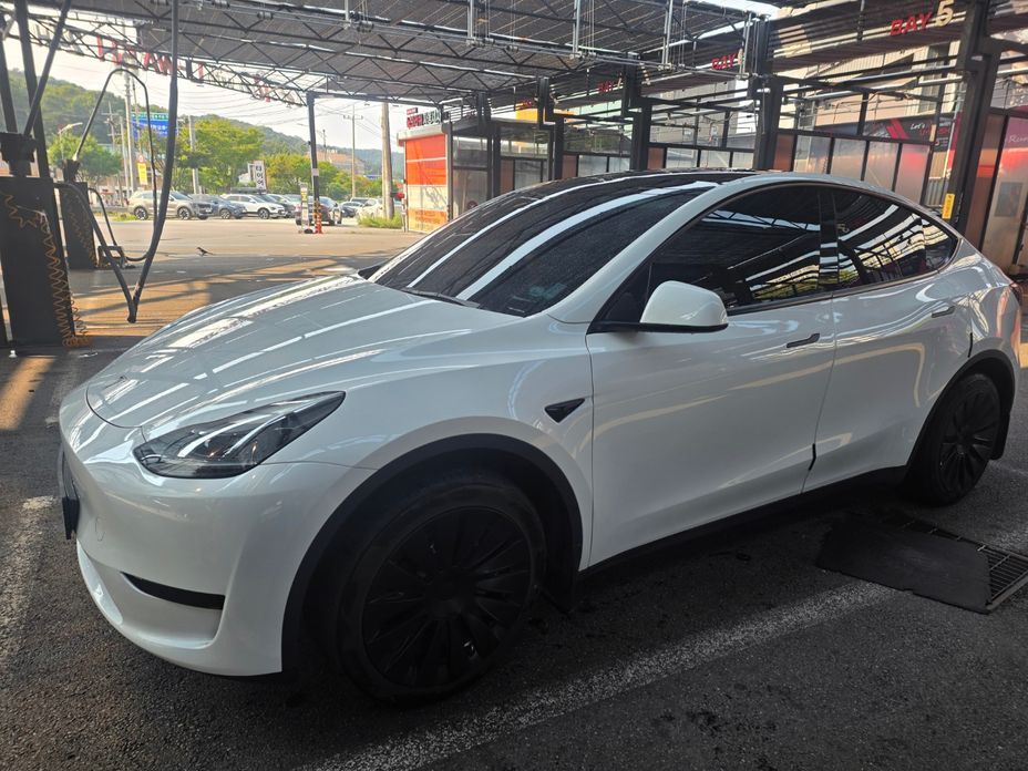 Tesla Model Y 2024