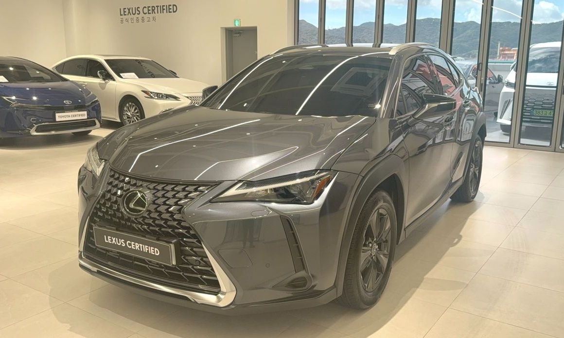 Lexus UX 2025