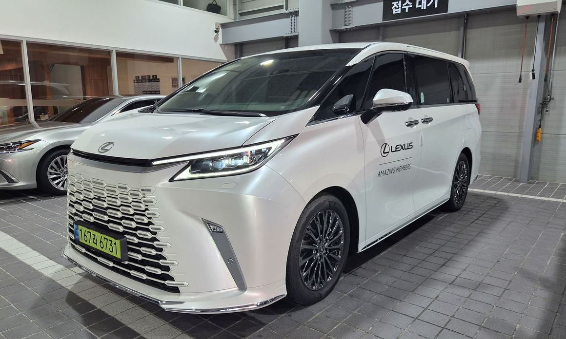 Lexus LM 2025