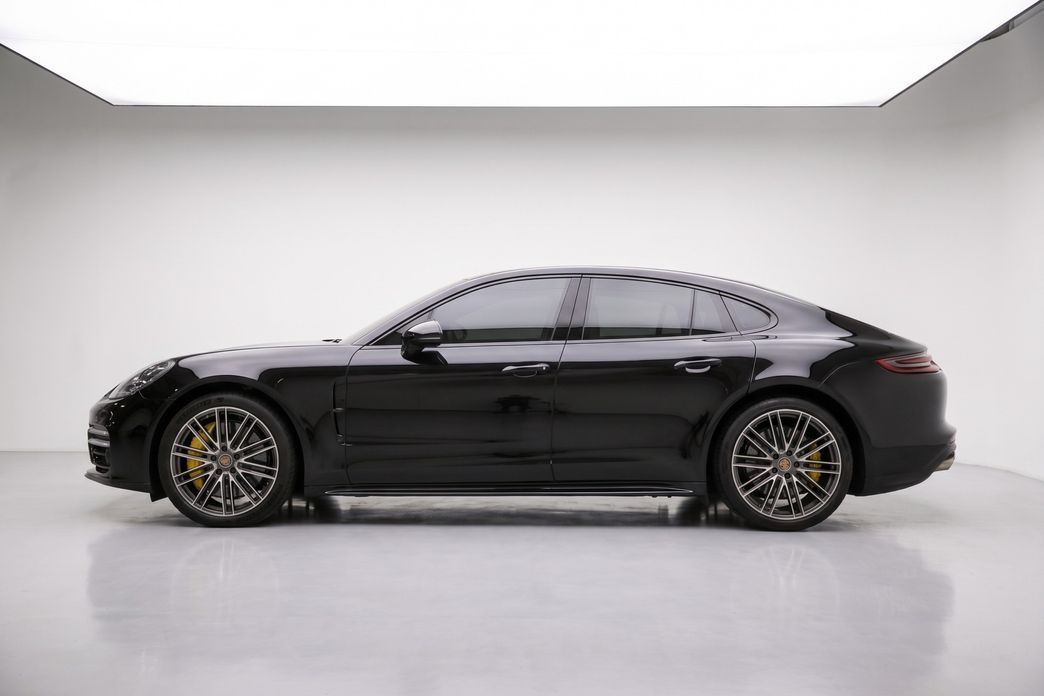 Porsche Panamera 2021