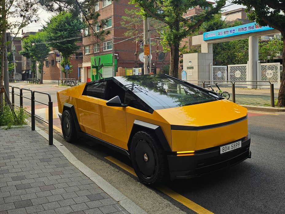 Tesla Cybertruck 2025