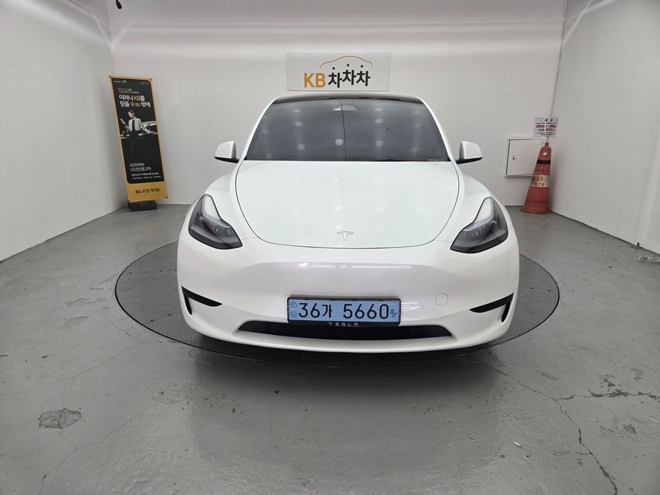 Tesla Model Y 2024