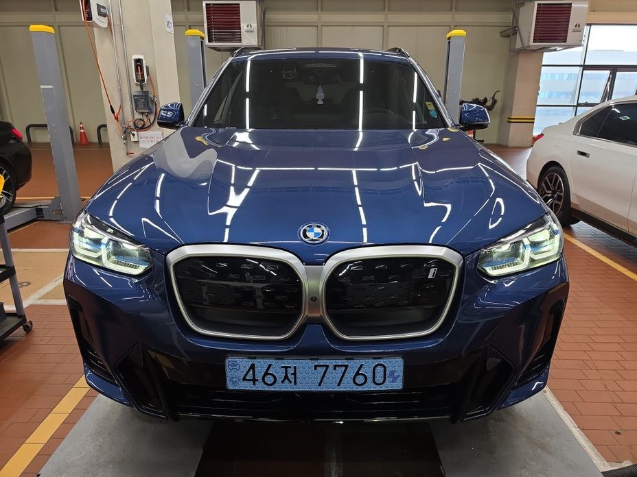 BMW iX3 2025