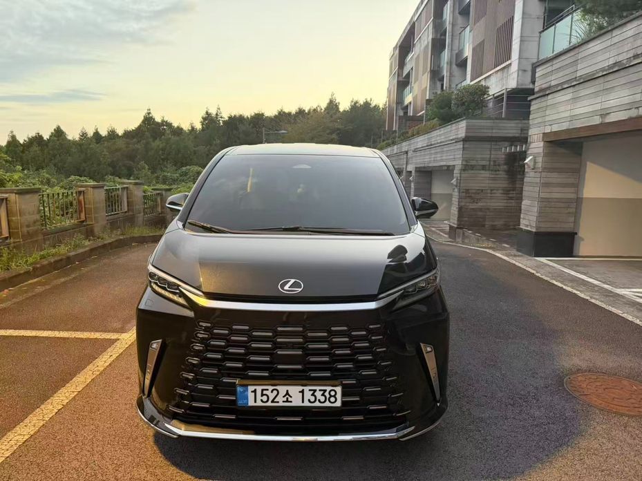 Lexus LM 2025